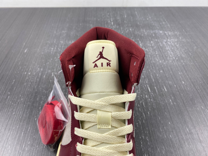 Air Jordan 1 Mid SE Wmns 