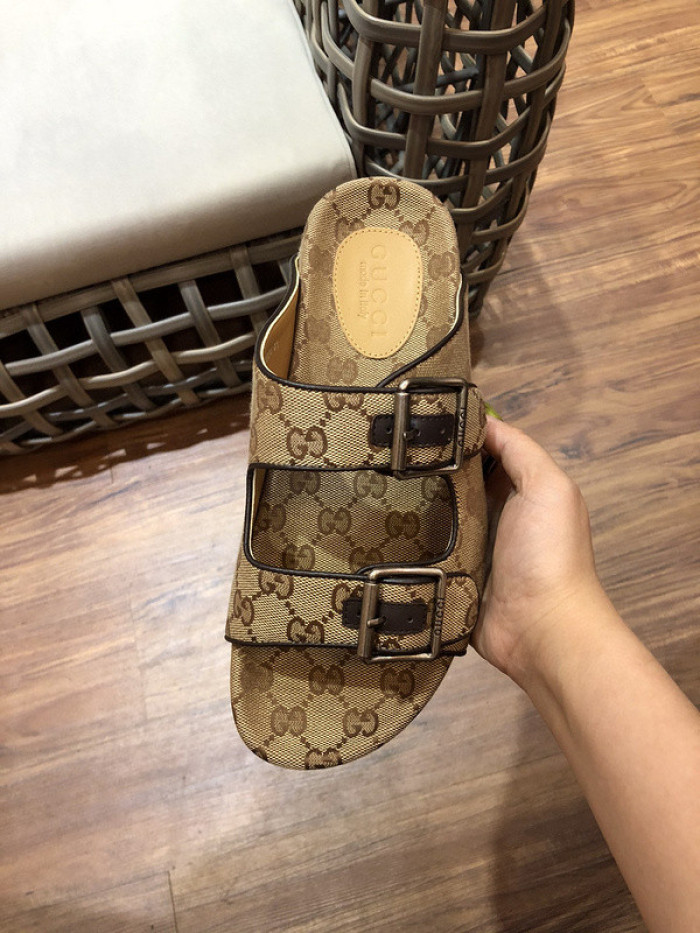 G*u*i sandals